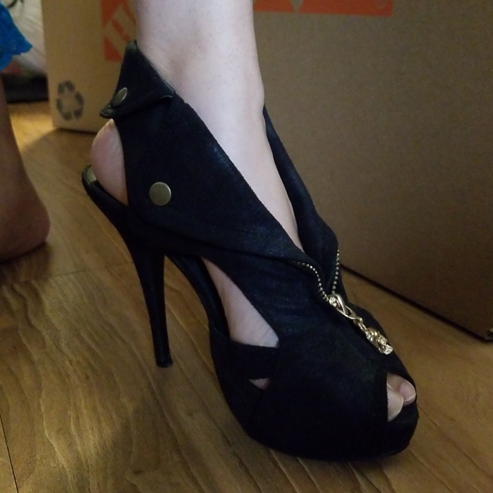 Avant garde shoe w/skull, zip & flap detail